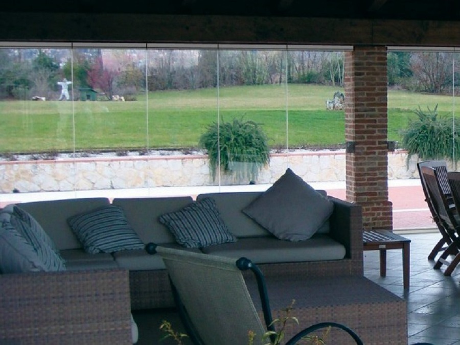 VETRATE PIEGHEVOLI E SCORREVOLI PER PORTICI - METALGLAS